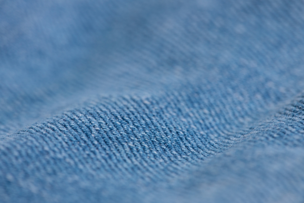 Tissu bleu issu des solutions et applications textiles SUBRENAT pour l'habillement : pocketing, création de vêtements, made in france, doublures...